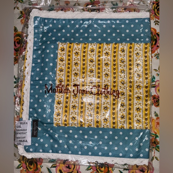 NWTIB Matilda Jane Celebration Linen runner with napkins. - Picture 3 of 3